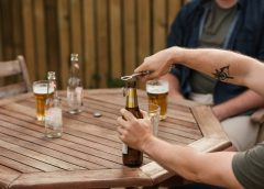 Capsules sous pression : Pourquoi ouvrir une bière agitée peut gâcher votre plaisir ?