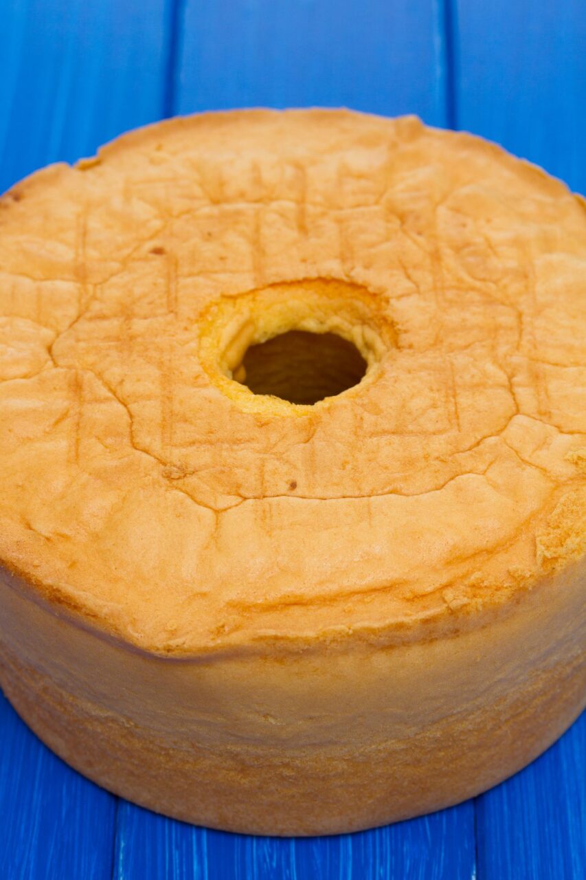 Pão de ló portugais léger et fondant présenté sur une assiette blanche.
